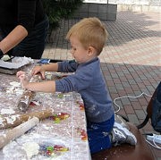 В мастер-классе по изготовлению безглютеновых тарталеток с особенным удовольствием работал трехлетний Андрюша Шаймарданов