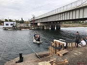 В отсутствии понтона находчивые граждане не растерялись