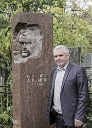 Александр Деревянко у памятника брату