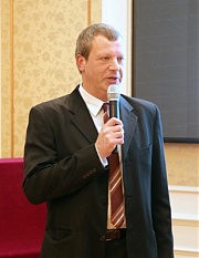 Альберт Дагилайский получает приз за свою маму Эльвиру Романовну. Победительница конкурса отсутствовала по уважительной причине. Несмотря на свой почтенный возраст, она была в командировке с китайскими студентами