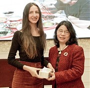 Приз получает Юлия Юрченко