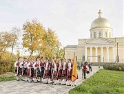 Ансамбль народного танца готовится к выступлению. На заднем плане — Спасо-Преображенский собор