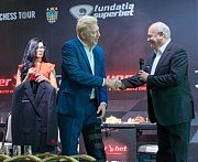 Михаил Ходарковский приветствует Бориса Беккера и через минуту вручит ему фирменный пиджак Grand Chess Tour