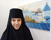 Эсфирь Серпионова на фоне своего этюда