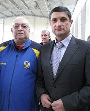 2012 год. Тридцатилетие футбольного клуба ветеранов «Дунаец-82». Основатель и президент клуба Николай Чернцов с городским головой Измаила Андреем Абрамченко