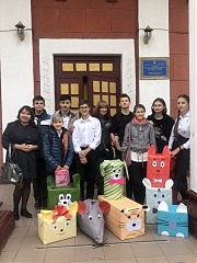 С радостью встретили волонтеров в приюте «Ковчег». Первая слева — биолог И. В. Крайнюк