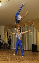 Спортсменов приветствуют юные акробаты