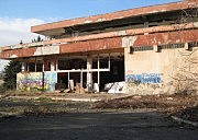 На той части территории, куда еще не добрались бесцеремонные застройщики, пока запустение и вот такие заброшенные строения санатория