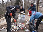 Друзья за работой: чисто должно быть и в будни, и в праздник