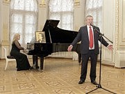 Поет Генеральный консул Румынии в Одессе Эмил Рапча. За роялем Татьяна Шевченко