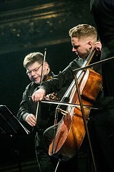 Алик Лысюк (виолончель) и Илья Коновалов (скрипка)