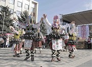 Выступает ансамбль кукеров из Болгарии