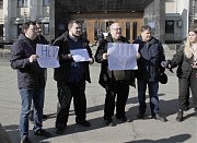 19 февраля в 6-ю годовщину нападения «титушек» на одесских журналистов возле обладминистрации представители одесских СМИ провели пикет. Они собрались, чтобы напомнить о том событии и выразить протест против нового закона, уничтожающего свободу слова. В этот же день в Киеве на Банковой также протестовали журналисты. Фото Олега Владимирского