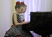 Саша Хереш и Лиза Норенко (Беляевка) менялись местами у рояля