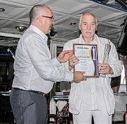 Редактор «Вечерней Одессы» Олег Суслов вручает Николаю Палтышеву награду конкурса «Люди дела»