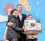 Председатель Авангардовского поссовета Сергей Хрустовский вручает призы