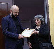 Наталья Савченко вручает Александру Соколову «Благодарность»
