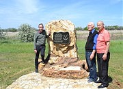 Профессор Одесского университета Тарас Гончарук, журналист Роман Кракалия, экскурсовод Антон Гриськов у памятного знака атаману Петру Калнышевскому