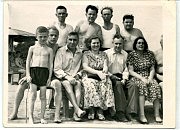 Одесса, Лузановка, май 1955 г. Слева направо: первый ряд, первый — Пойзнер М. Б.; шестая — Фишман А. Б.; второй ряд, третий — Пойзнер Б. Г.