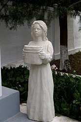 Девочка с флягой у памятника погибшим сотрудникам станции «Днестр»