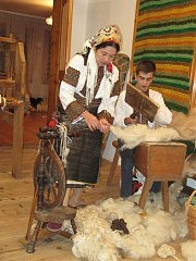 Из поколения в поколение передаются секреты изготовления одежды из овечьей шерсти