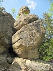 Не иссякает поток туристов к этой скальной статуе под названием Шешорская лада