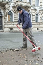 Доктор исторических наук Андрей Красножон за уборкой: «Мы родной город не пачкаем!»