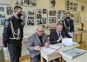 Торжественный момент подписания договора об информационном сотрудничестве