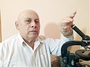 И спустя более полувека доктор наук Сергей Дмитриевич в лаборатории изучает анализы своего пациента