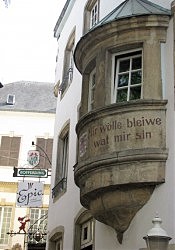 На фасаде старого дома — девиз люксембуржцев на люксембургском языке