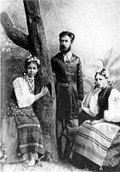 Леся Українка (ліворуч) з братом Михайлом і Маргаритою Комаровою. Одеса. Фото серпня—вересня 1889 р.