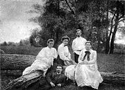 Леся Українка (зліва) та Олена Пчілка серед знайомих. Зелений гай. Фото 1904—1905 рр.