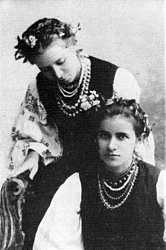 Леся Українка (ліворуч) з сестрою Ольгою. Фото 1896 р. (Ковель)