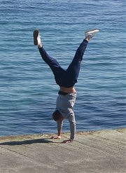 Ходьба на руках — лучшее упражнение