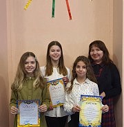 Ученицы 6-го класса София Мартынова, Екатерина Наконечная, Алевтина Волкова и их педагог Инна Крайнюк (слева направо)