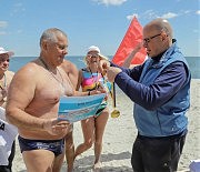 Награду из рук редактора «Вечерней Одессы» Олега Суслова получает главный судья эстафеты Иван Папушенко