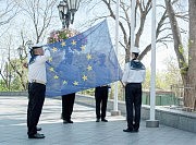 Церемония поднятия Флага ЕС на Думской площади