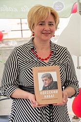 Ирина Бирюкова с подарком — книгой Валентина Симоненко «Одесский набат», основу которой составили очерки, опубликованные на страницах нашей газеты