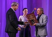 Председатель Одесской облгосадминистрации Сергей Гриневецкий вручает руководителю «Одесского городского центра хореографического искусства» Ефиму Когану Почетную грамоту Кабинета Министров Украины