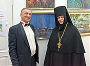 Игуменье Свято-Архангело-Михайловского женского монастыря Серафиме больше всего понравилась работа Алексея Куревина «Ночь в одесском яхт-клубе», которую он затем и подарил для монастырского музея