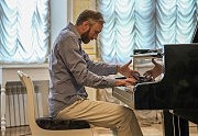 У рояля — Алексей Петухов