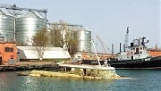 Катер в полузатопленном состоянии в Практической гавани порта (2016 год)