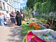 Перед центром установлена детская площадка