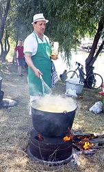 Мамалыга на берегу реки