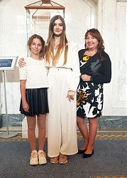 Алевтина Волкова, ведущий специалист образовательного центра ВР Дарья Чупис и Инна Крайнюк