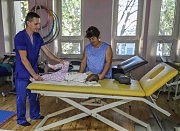 Инструктор ЛФК Сергей Канюк проводит занятие с 4-летним Марком