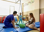 Елена Бадо и Мирослав Тропанец на занятии в кабинете сенсорной интеграции