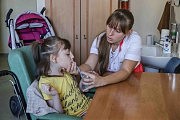 Логопед Владислава Таранина с 11-летней Настей Рыжковой