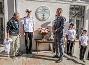 Михаил Пойзнер (слева) и Максим Лапай открыли памятную доску Олегу Томасу