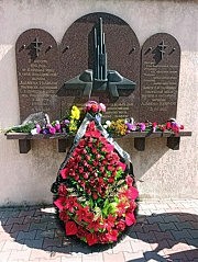 Венок к памятному знаку на морвокзале